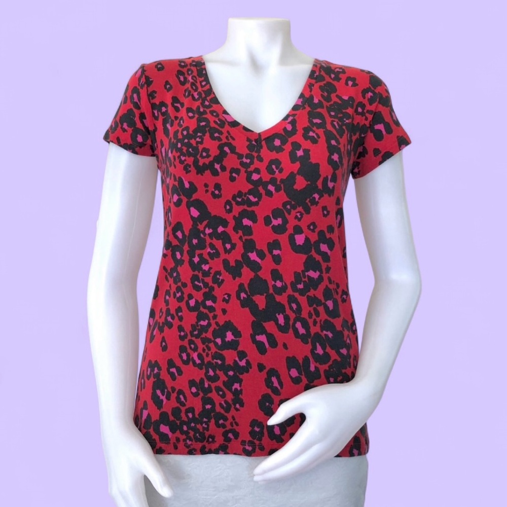red leopard print with pink blue spots v-neck short sleeve tee
